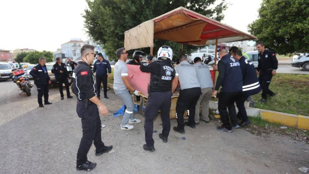 Kepez’de Kapsamlı Gıda ve İşgal Denetimi: Kaldırımları İşgal Edenlere Yaptırım Uygulandı! 5